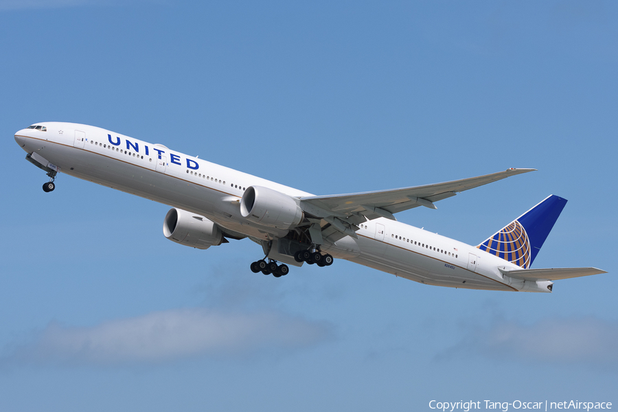 United Airlines Boeing 777-322(ER) (N2645U) | Photo 596875