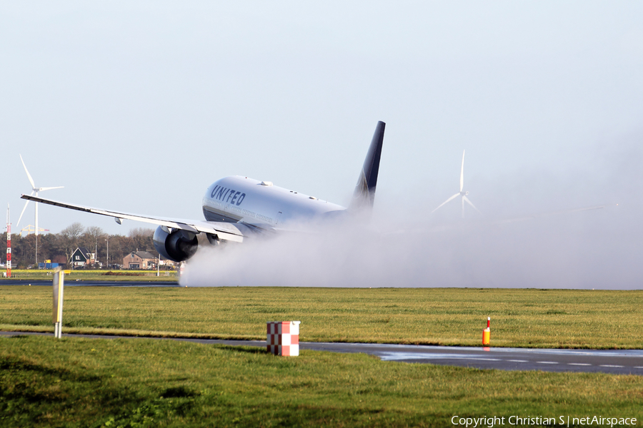 United Airlines Boeing 777-224(ER) (N27015) | Photo 201330