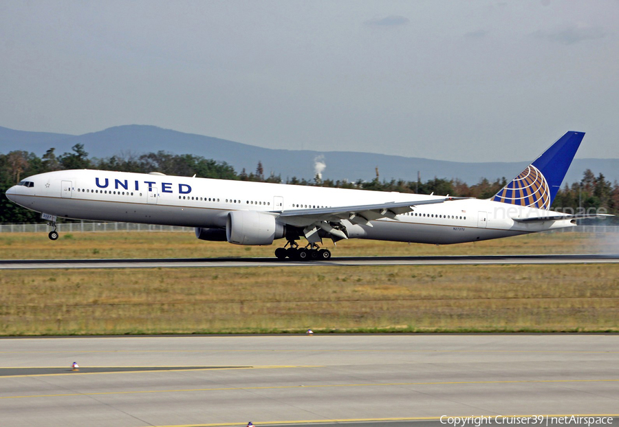 United Airlines Boeing 777-322(ER) (N2737U) | Photo 369541