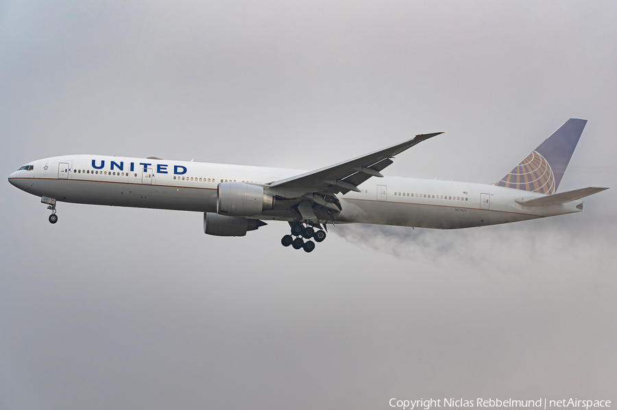 United Airlines Boeing 777-322(ER) (N2747U) | Photo 481018