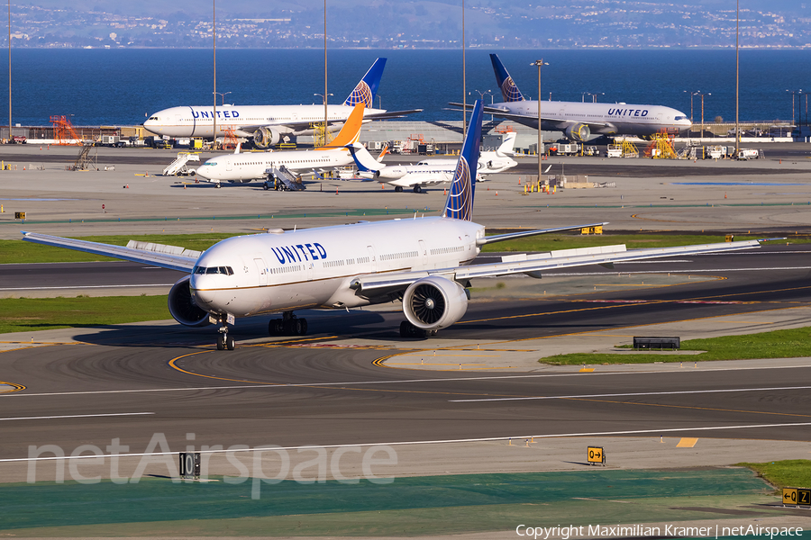 United Airlines Boeing 777-322(ER) (N2747U) | Photo 502902