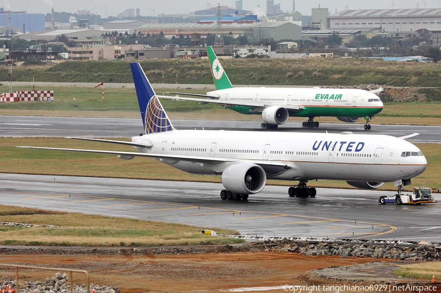 United Airlines Boeing 777-322(ER) (N2747U) | Photo 487547