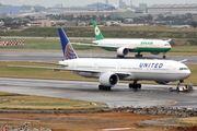United Airlines Boeing 777-322(ER) (N2747U) at  Taipei - Taoyuan, Taiwan