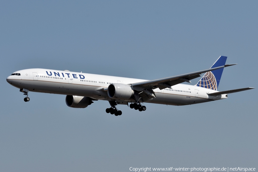 United Airlines Boeing 777-322(ER) (N2748U) | Photo 513153