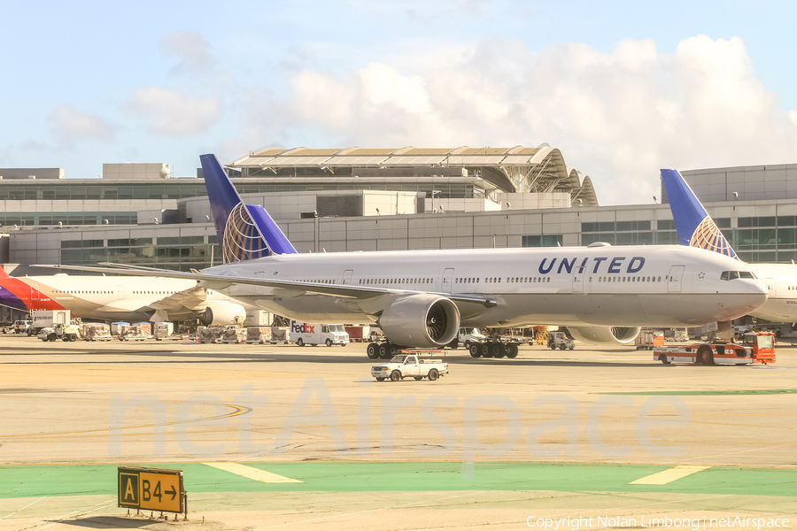 United Airlines Boeing 777-322(ER) (N2748U) | Photo 426764