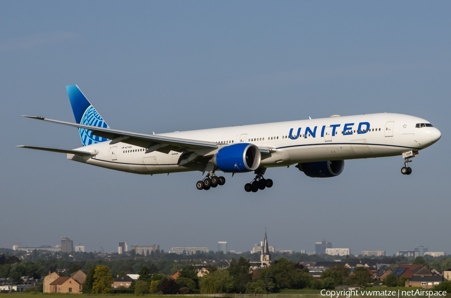 United Airlines Boeing 777-322(ER) (N2749U) | Photo 573052