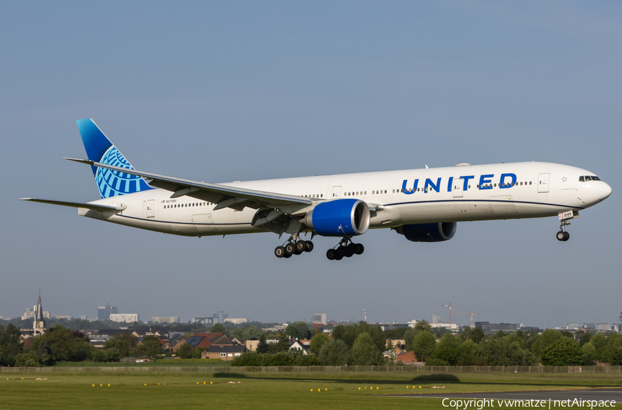 United Airlines Boeing 777-322(ER) (N2749U) | Photo 573053