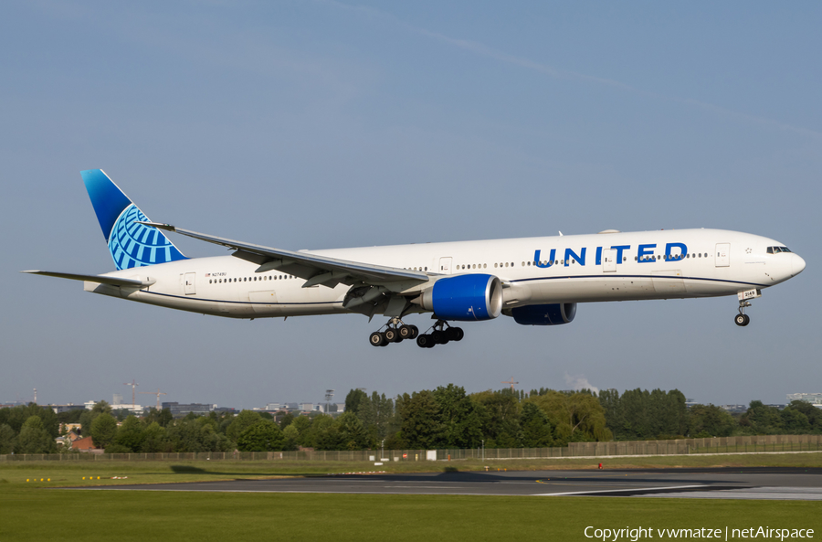 United Airlines Boeing 777-322(ER) (N2749U) | Photo 573054