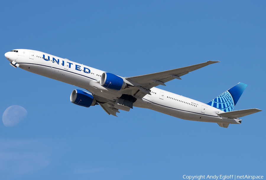 United Airlines Boeing 777-322(ER) (N2749U) | Photo 477823