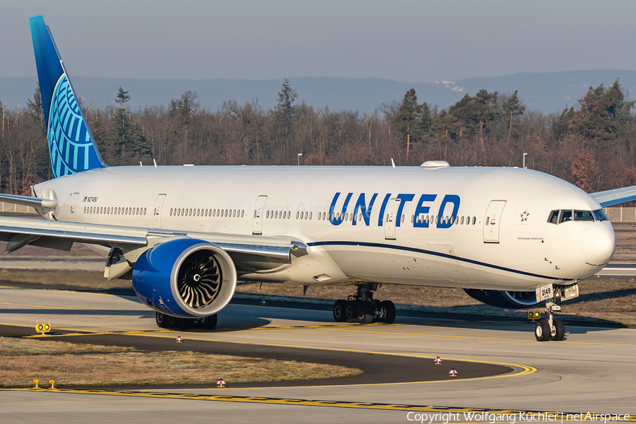 United Airlines Boeing 777-322(ER) (N2749U) | Photo 372318