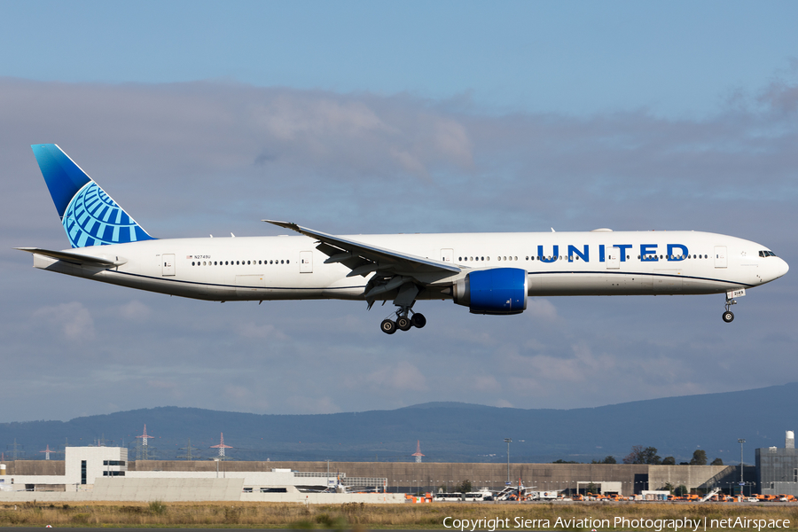 United Airlines Boeing 777-322(ER) (N2749U) | Photo 502387