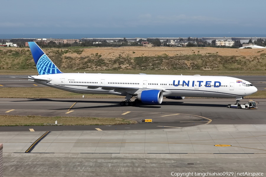 United Airlines Boeing 777-322(ER) (N2749U) | Photo 554535