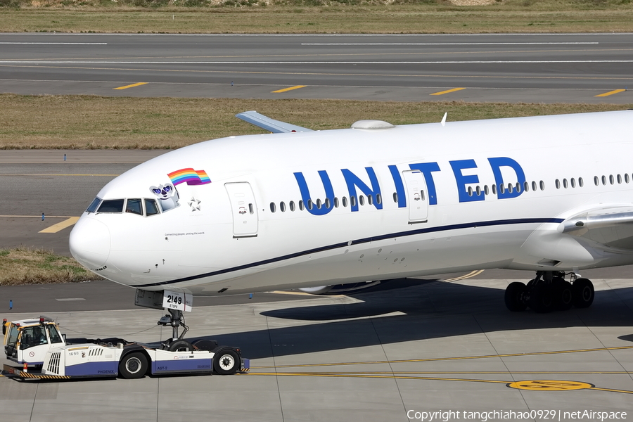 United Airlines Boeing 777-322(ER) (N2749U) | Photo 554537