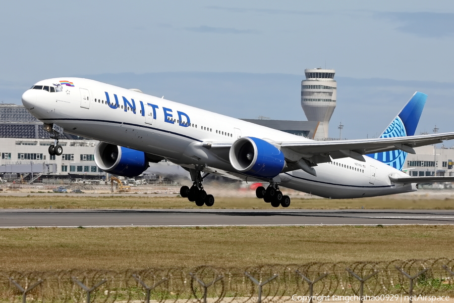 United Airlines Boeing 777-322(ER) (N2749U) | Photo 554538