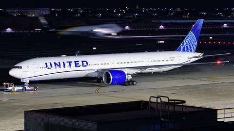 United Airlines Boeing 777-322(ER) (N2749U) at  Taipei - Taoyuan, Taiwan
