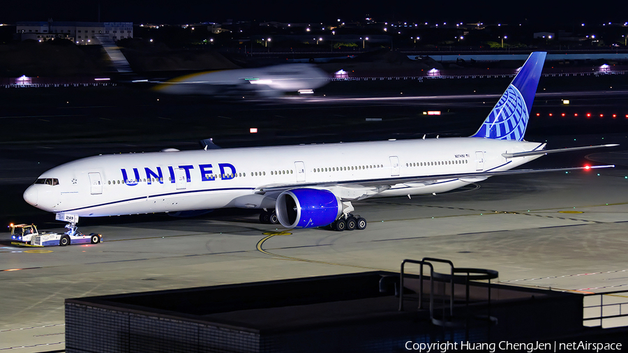 United Airlines Boeing 777-322(ER) (N2749U) | Photo 678890