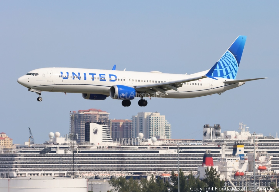 United Airlines Boeing 737-9 MAX (N27526) | Photo 483358