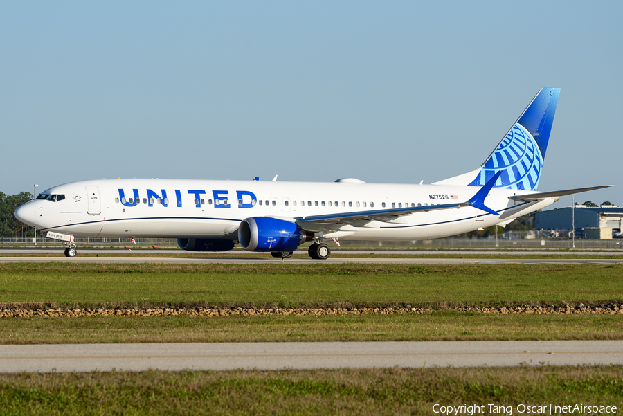 United Airlines Boeing 737-9 MAX (N27526) | Photo 448698