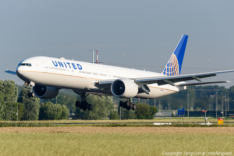 United Airlines Boeing 777-322(ER) (N2846U) | Photo 446225
