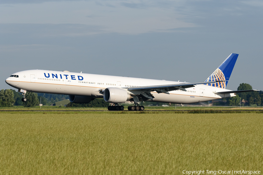 United Airlines Boeing 777-322(ER) (N2846U) | Photo 448198