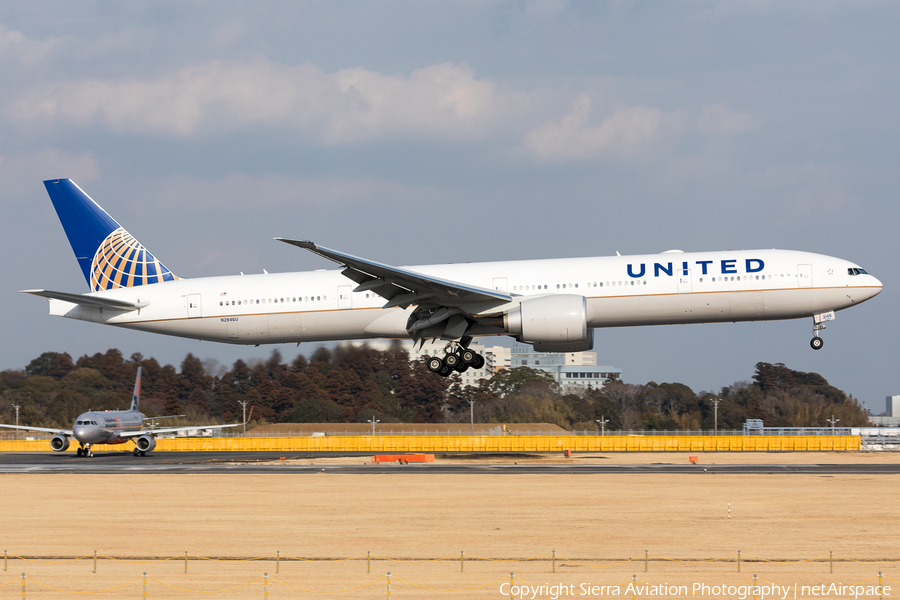 United Airlines Boeing 777-322(ER) (N2846U) | Photo 329036