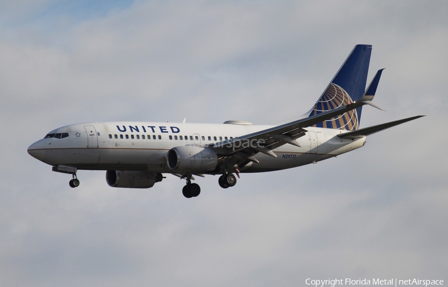 United Airlines Boeing 737-724 (N29717) | Photo 379580