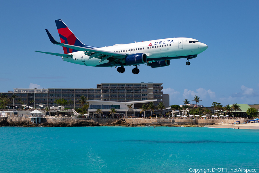 Delta Air Lines Boeing 737-732 (N302DQ) | Photo 360628