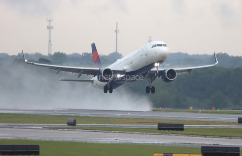 Delta Air Lines Airbus A321-211 (N304DN) at  Atlanta - Hartsfield-Jackson International, United States