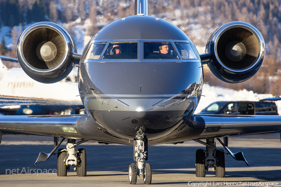 (Private) Bombardier CL-600-2B16 Challenger 605 (N304HE) | Photo 367452