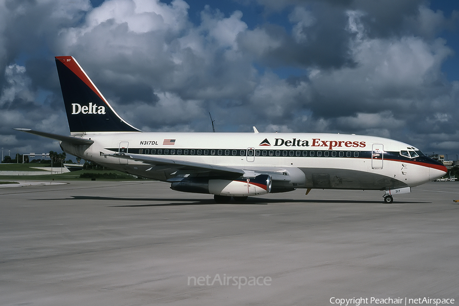 Delta Express Boeing 737-232Adv (N317DL) | Photo 224761