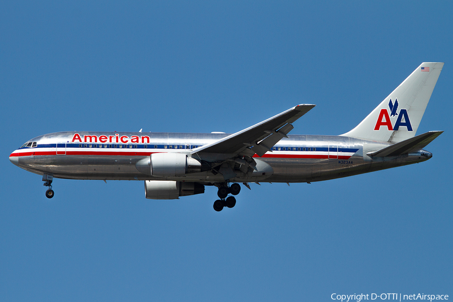 American Airlines Boeing 767-223(ER) (N323AA) | Photo 386267