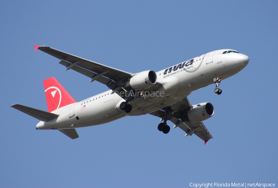 Northwest Airlines Airbus A320-211 (N326US) | Photo 331295