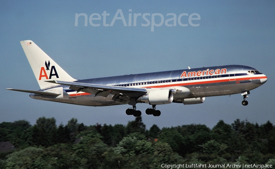American Airlines Boeing 767-223(ER) (N328AA) | Photo 413030