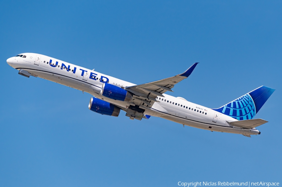 United Airlines Boeing 757-224 (N34137) | Photo 677475