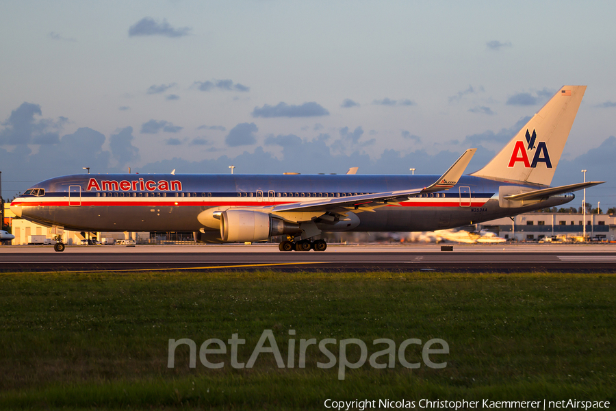 American Airlines Boeing 767-323(ER) (N353AA) | Photo 122395