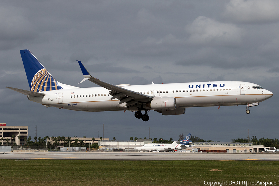United Airlines Boeing 737-924 (N35407) | Photo 138370