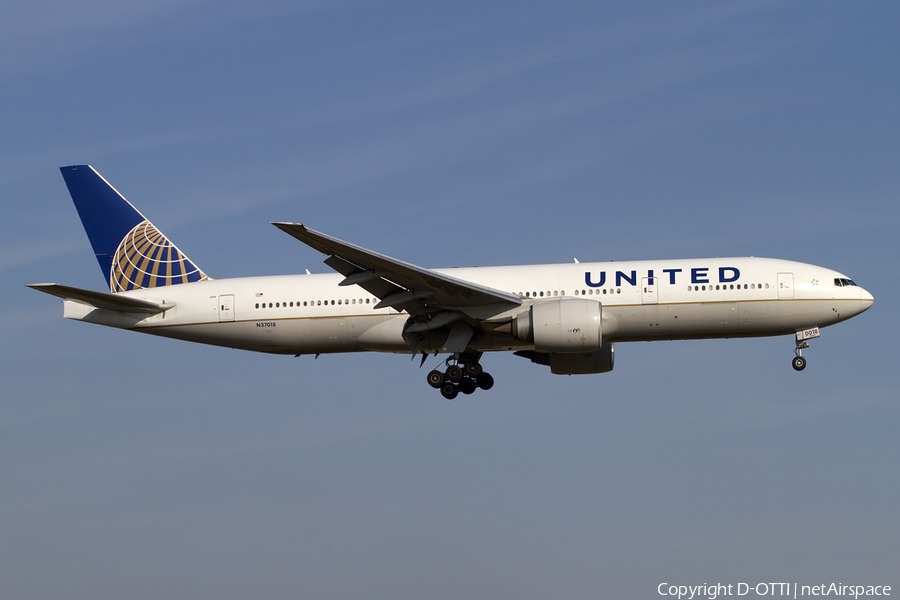 United Airlines Boeing 777-224(ER) (N37018) | Photo 404373