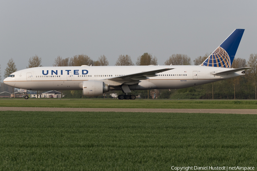 United Airlines Boeing 777-224(ER) (N37018) | Photo 426405