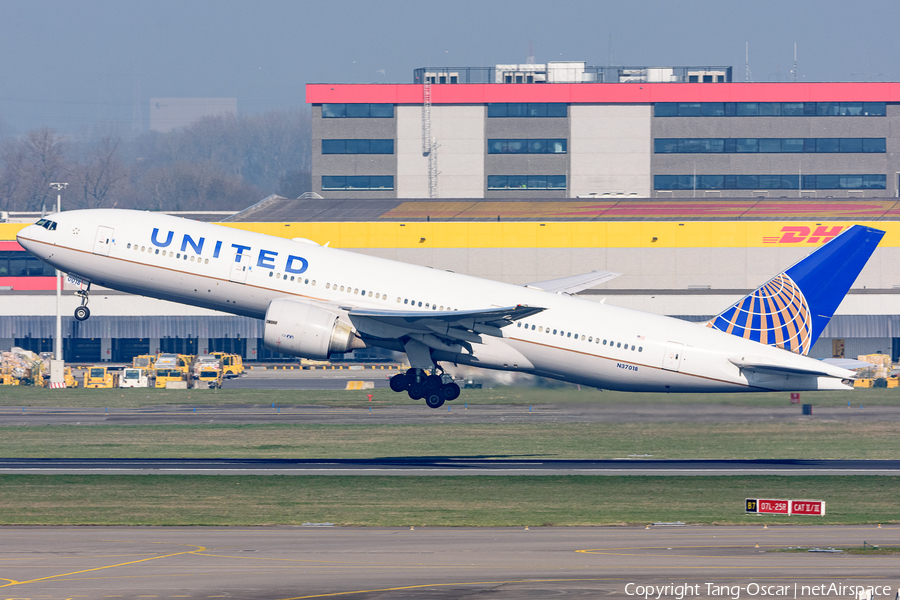 United Airlines Boeing 777-224(ER) (N37018) | Photo 485457