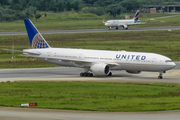 United Airlines Boeing 777-224(ER) (N37018) at  Sao Paulo - Guarulhos - Andre Franco Montoro (Cumbica), Brazil
