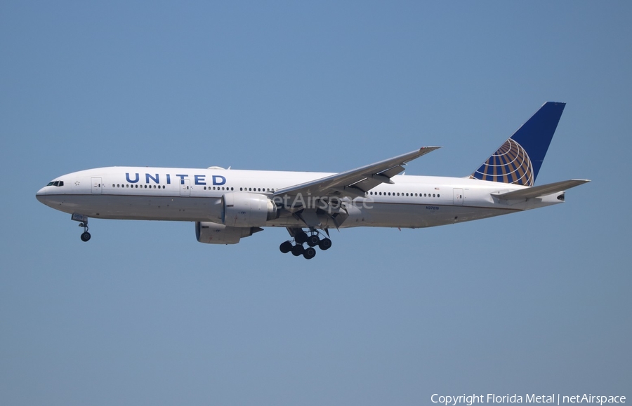 United Airlines Boeing 777-224(ER) (N37018) | Photo 380944
