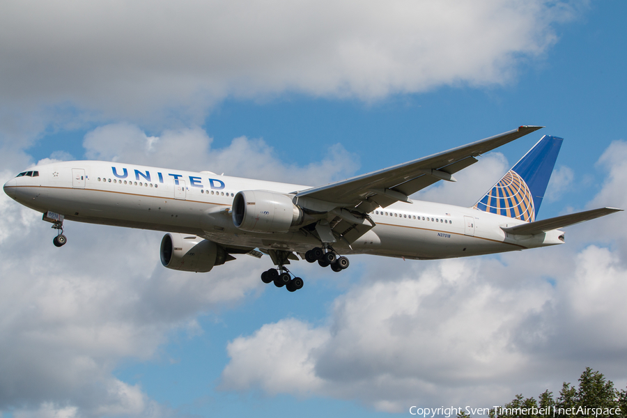 United Airlines Boeing 777-224(ER) (N37018) | Photo 187015