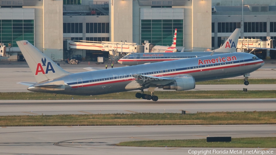 American Airlines Boeing 767-323(ER) (N371AA) | Photo 581292