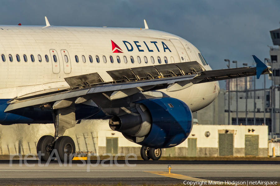 Delta Air Lines Airbus A320-212 (N371NW) | Photo 234968