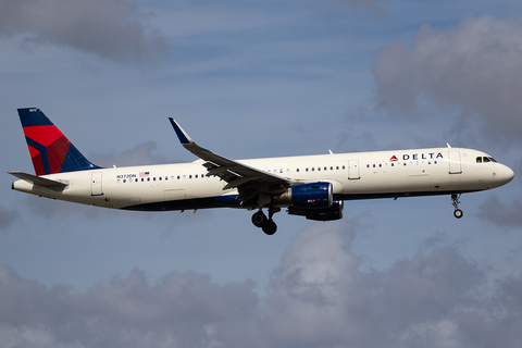 Delta Air Lines Airbus A321-211 (N372DN) at  Miami - International, United States