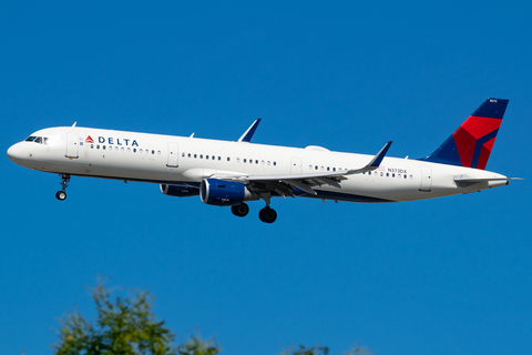 Delta Air Lines Airbus A321-211 (N373DX) at  New York - LaGuardia, United States