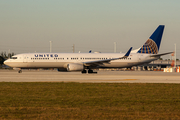 United Airlines Boeing 737-924(ER) (N37413) at  Miami - International, United States