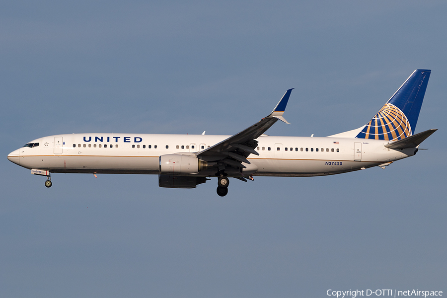 United Airlines Boeing 737-924(ER) (N37420) | Photo 182630