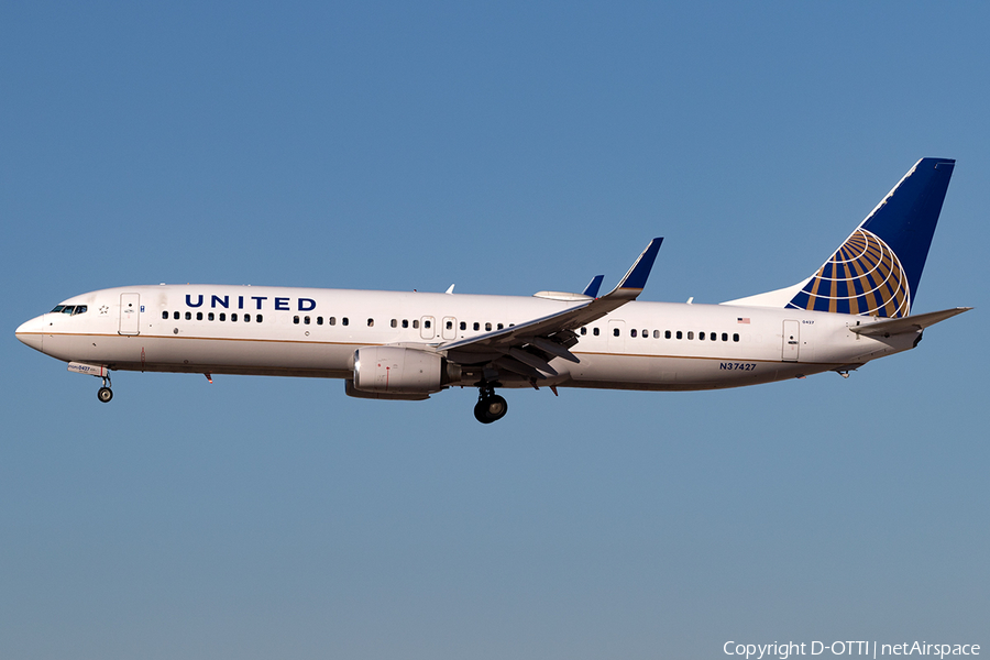 United Airlines Boeing 737-924(ER) (N37427) | Photo 139378