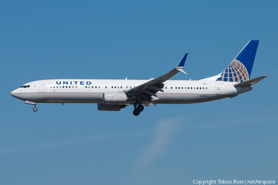 United Airlines Boeing 737-924(ER) (N37427) | Photo 299325